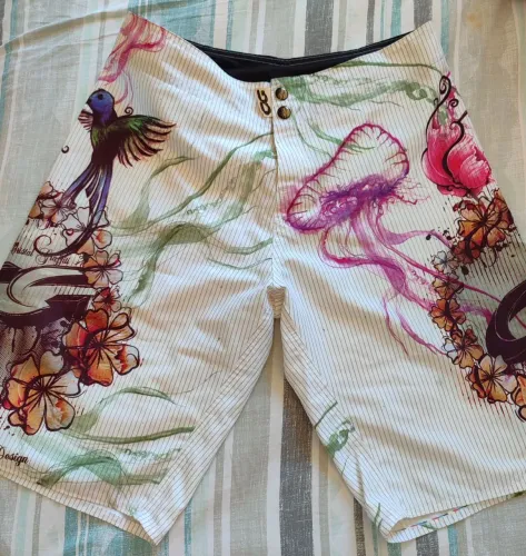 Bermuda Estampada Cristal graffiti com Design Exclusivo