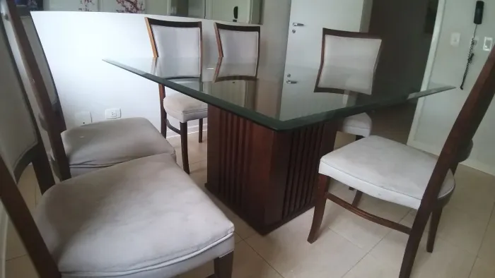 Mesa de jantar com tampa em vidro e base central em madeira, acompanha 6 cadeiras.