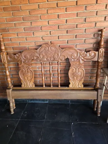 Cabeceira entalhada 
