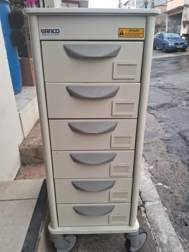 Gaveteiro com rodízios