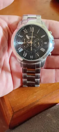Relógio FOSSIL com pulseira em aço inoxidável.