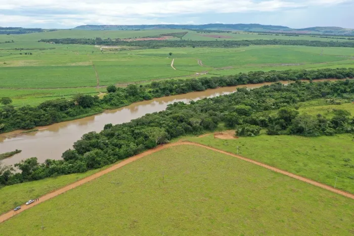 Parcelas de $4.000 em Chácaras 20.000m2 às margens do Rio Pardo