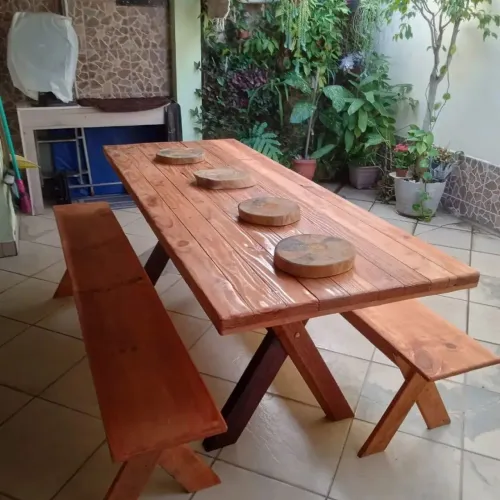 Mesa de madeira rústica com bancos