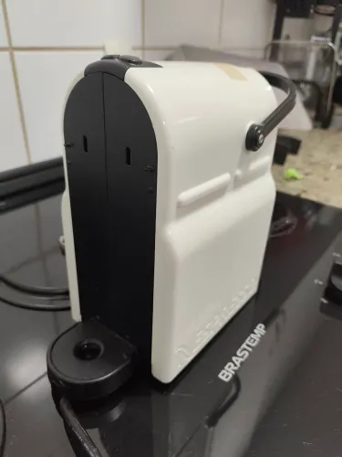 Cafeteira Nespresso sem o reservatório 