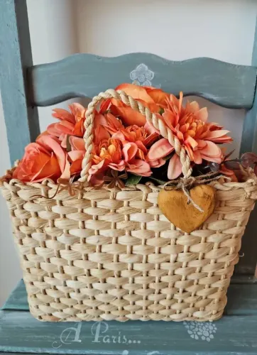 Sacola de palha com flores