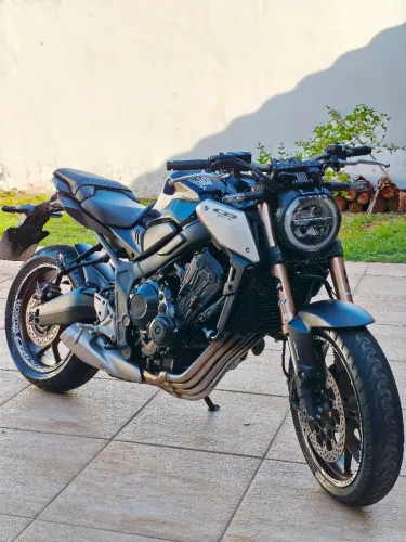 Vende-se CB 650 R 2021