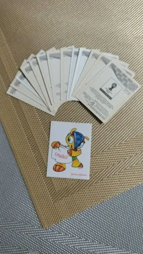 Lote de 14 figurinhas sendo uma rara do Fuleco e 13 aleatórias do álbum Copa do Mundo 2014