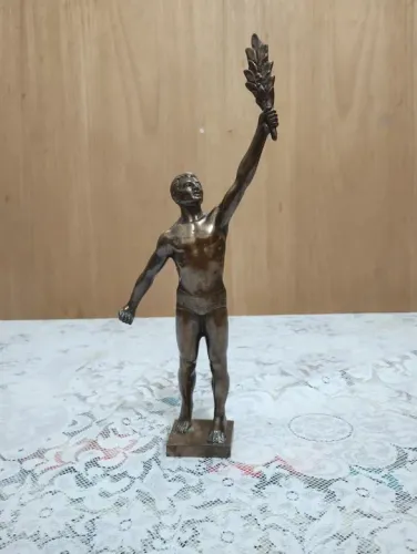 Estátua antiga de bronze