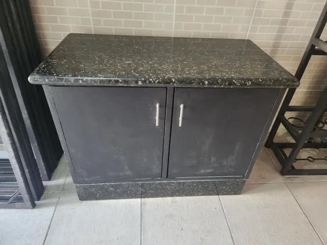 Armário com pés e tampo em granito, medindo 1,04 largura, 0,55 profundidade e 0,80 de alt.