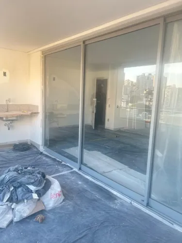 Esquadria alimínio NOVA modelo gold. Porta com 3 folhas de vidro. Tamanho 2,35 a x 4,34 l