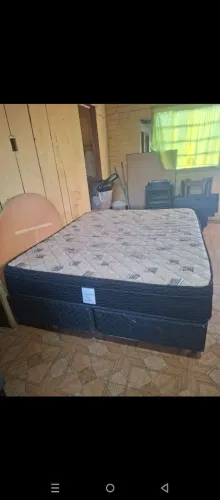 Cama queen em ótimo estado de conservação 