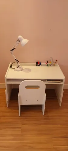 Mesa pequena com cadeira infantil com regulagem