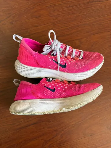 nike react escape run flyknit feminino na cor rosa prime.