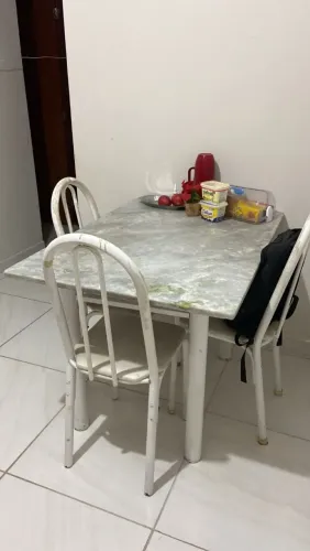 Mesa em pedra de mármore com 3 cadeiras