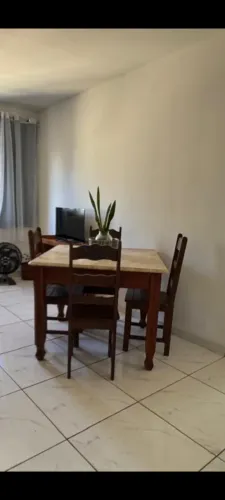 Mesa de jantar tampo de mármore bege Bahia, com 4 cadeiras valor $800 reais