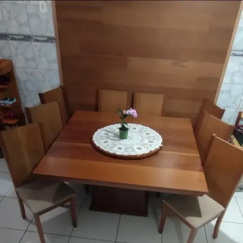 Mesa de madeira com 8 cadeiras