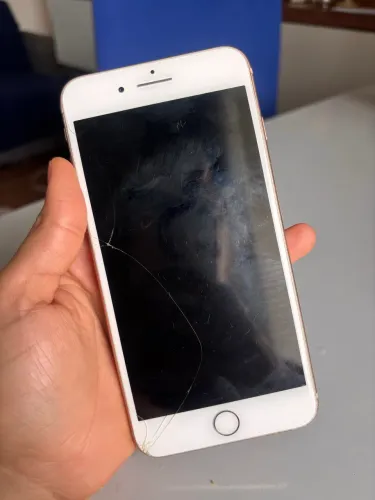 iPhone 8 Plus funcionando, só a tela que está trincada. A bateria está em 67%
