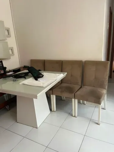Mesa de jantar quadrada com tampo de vidro + 4 cadeiras impermeabilizadas