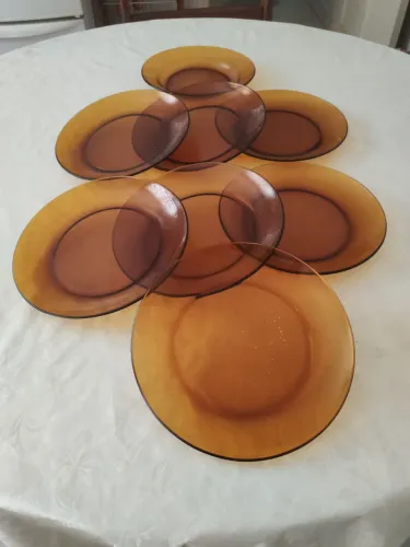 Conjunto de 8 pratos, 2 xícaras de chá e 1 travessa, Duralex original, em vidro âmbar.