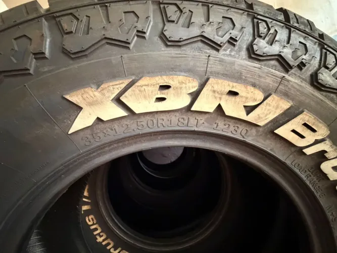 Vendo Jg de pneus 35 x 12.50R18