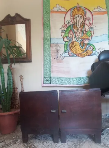 Vendo mesa de cabeceira em madeira