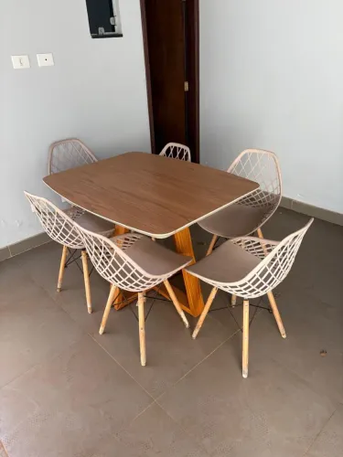 Mesa com tampo de madeira maciça + 6 cadeiras