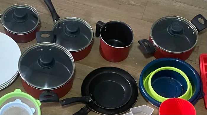 4 panelas + 2 frigideiras + 1 leiteira + 1 assadeira