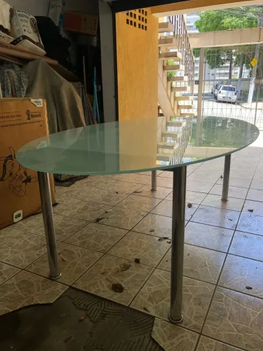 MESA OVAL DE VIDRO TEMPERADO - TOCK STOCK 