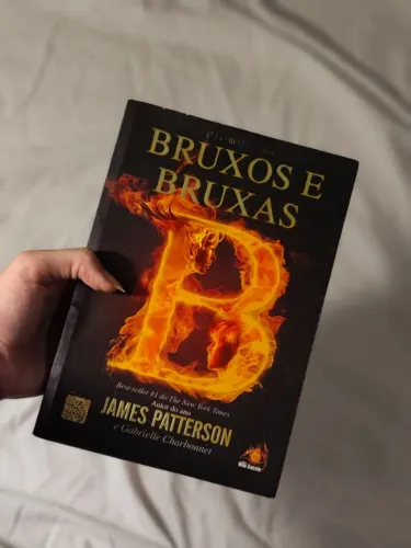 Livro Bruxos e Bruxas - James Patterson