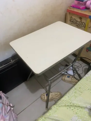 Mesinha Dobrável Branca com Pés de Ferro - Estudo/Notebook