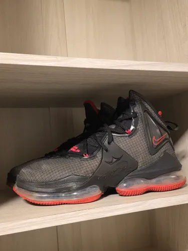 TENIS NIKE LEBRON XIX