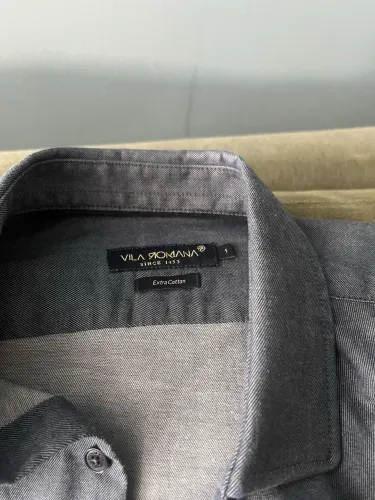 Camisa social de algodão.