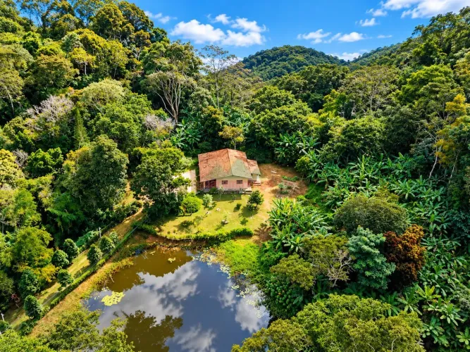 Sítio de 12,5 ha, com casa sede e casa de funcionários, com lago perene e muitas