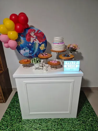 Vendo decoração para festa na mesa.