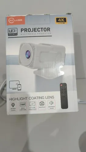 Vendo projetor multimídia na caixa.