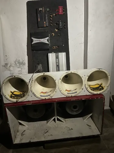 Vendo som forte para caminhonete, fortíssimo