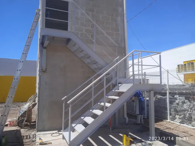 Serralheiro soldador profissional em fabricação e montagem de estruturas metálicas.