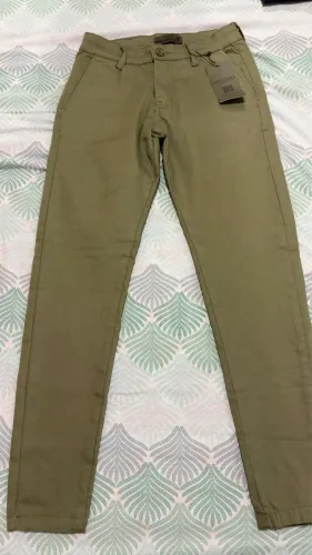 Calça em alfaiataria masculina, 2 Uma verde, a outra azul escuro. Ambos custam R$150,00