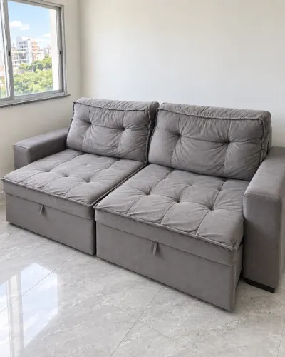 Sofá retrátil, 4 lugares, com 2,20 m, na cor cinza, muito confortável e espaçoso.