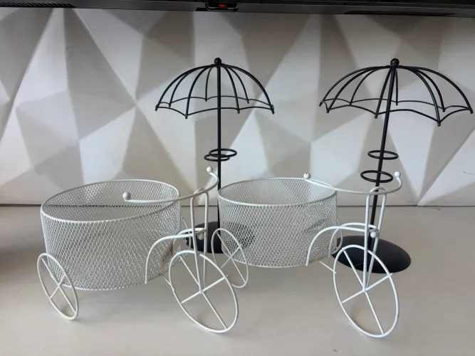 Bicicleta ou sombrinha em metal decorativos