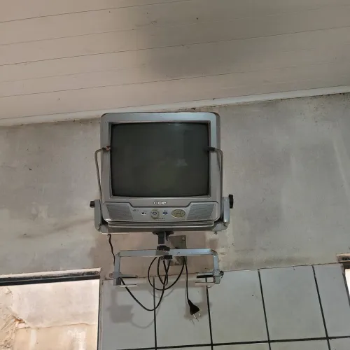 Suporte de Parede para TV de Tubo Reforçado e Ajustável
