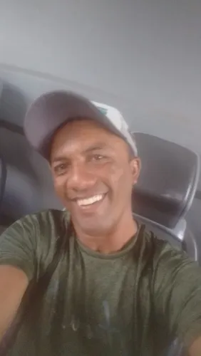 Estou oferecendo meus serviços de ajudante de pedreiro.