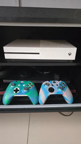 Xbox one S 1tb + 2 controles originais