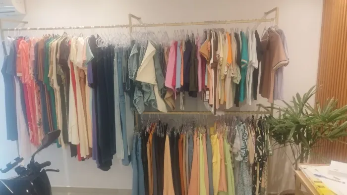 Arara dourada para loja de roupas 