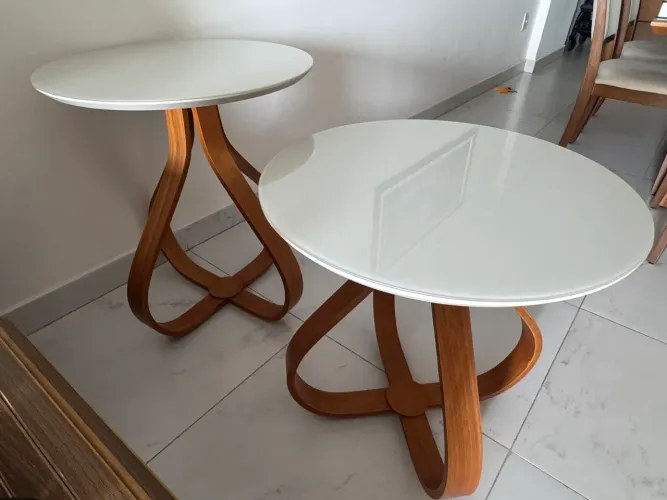 Par de Mesas de Canto em Madeira com Tampo Branco - Design Sofisticado