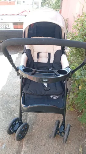Carrinho com bebê conforto seminovo
