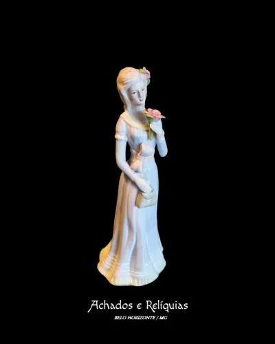 Escultura Feminina em Porcelana Branca Policromada - Dama com Flor
