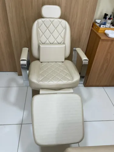 Vende-se Cadeira Hidráulica com Elevação de Pé
