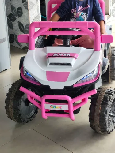Carro elétrico em ótimo estado de conservação