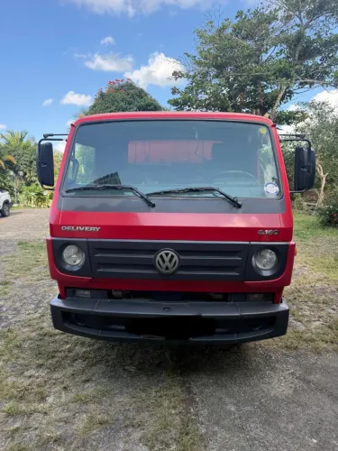 Caminhão VW 8-160 DELIVERY 4x2 com caçamba basculante.